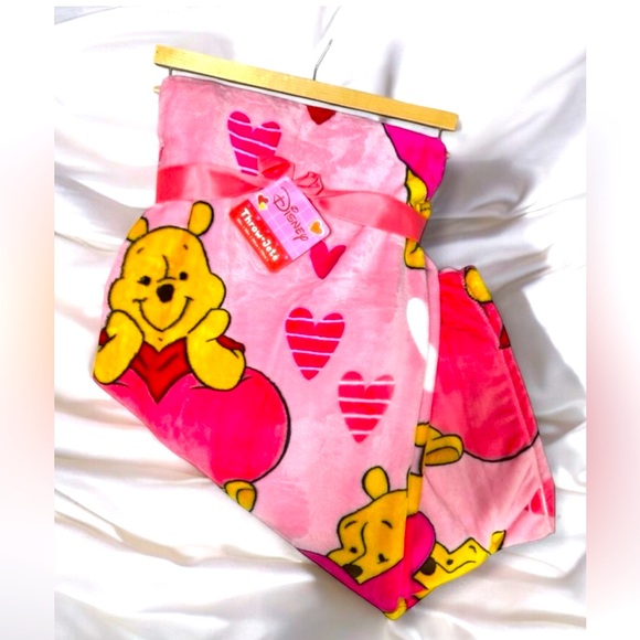 Winnie The Pooh 2024 Valentines Blanket 🩷❤️ - Picture 1 of 3